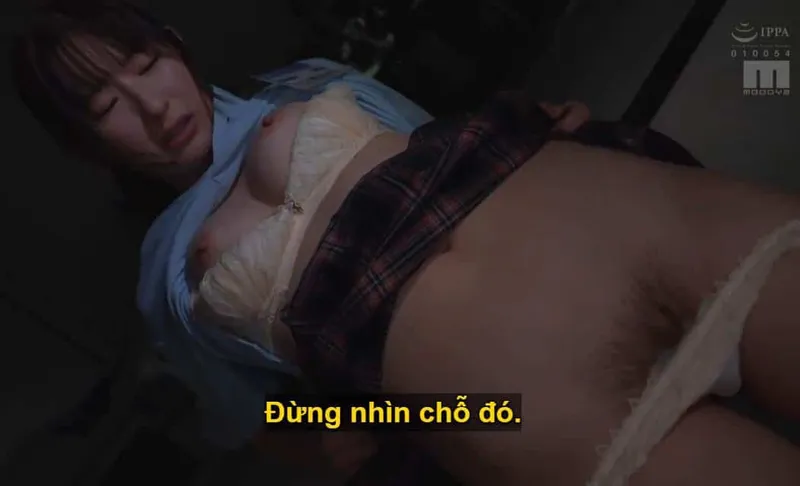 Người sếp chuẩn bị "dạy dỗ" cô nhân viên kiêu kỳ lười nhác, suốt ngày bận rộn chat chit với người yêu.
